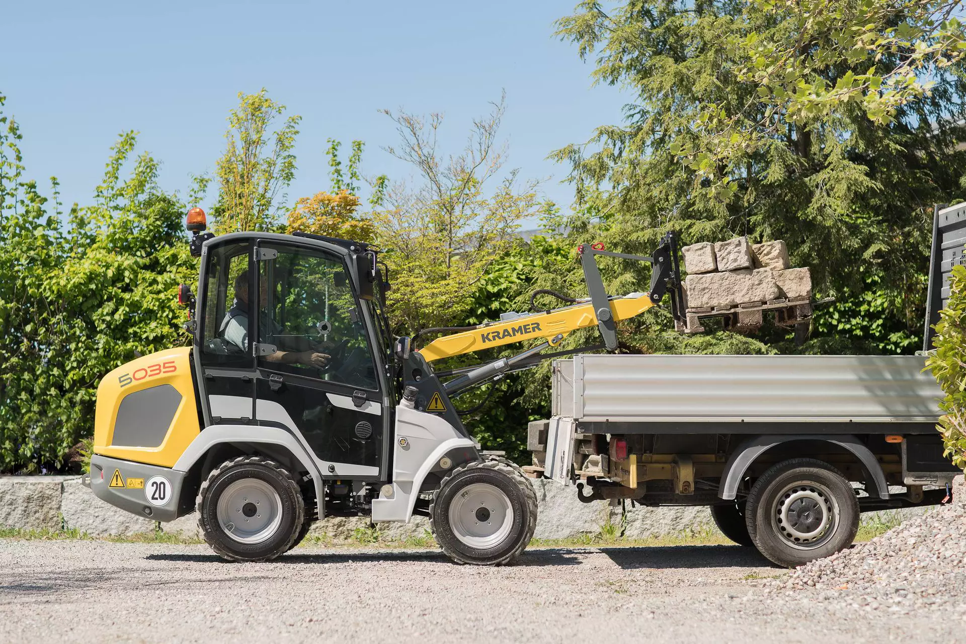 Der kompakte 5035 beim Verladen einer Steinpalette auf einen Anhänger.