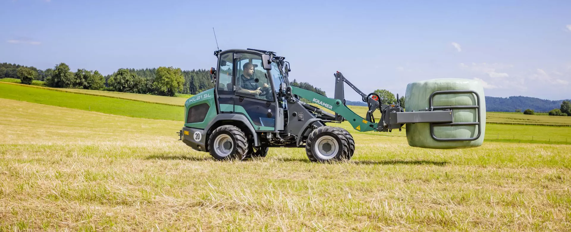The KL21.5L wheel loader loading bales demonstrates its efficient handling and robust design.
