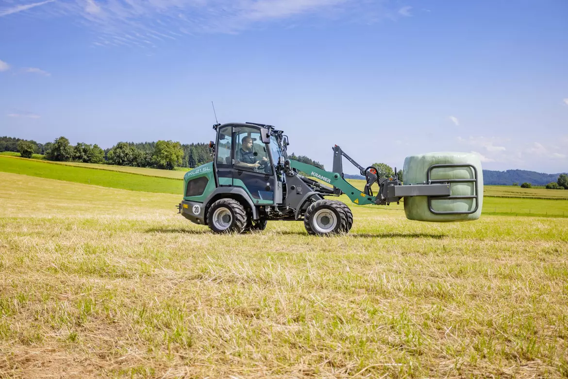 The KL21.5L wheel loader loading bales demonstrates its efficient handling and robust design.
