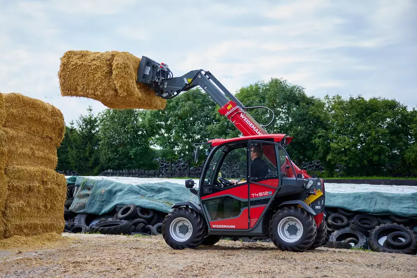 Weidemann Teleskoplader T4512e mit Ballenspieß im Einsatz
