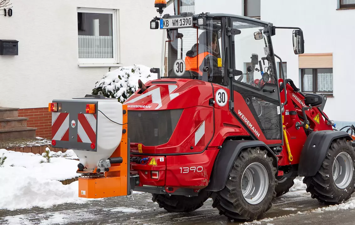 Weidemann attachment Small spreader, in action municipality, Hoftrac 1390