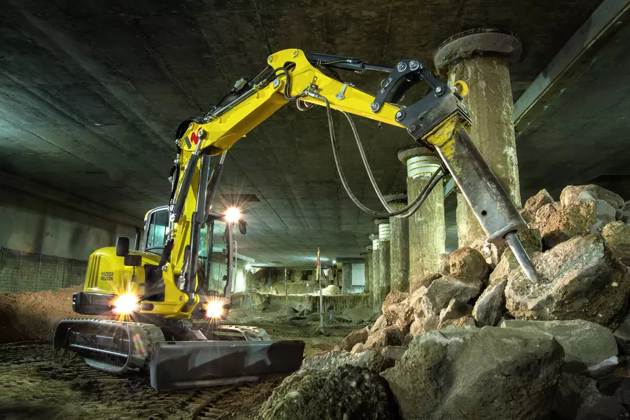 Even in the dark, demolition work can be carried out without any problems by means of numerous headlights on the ET90