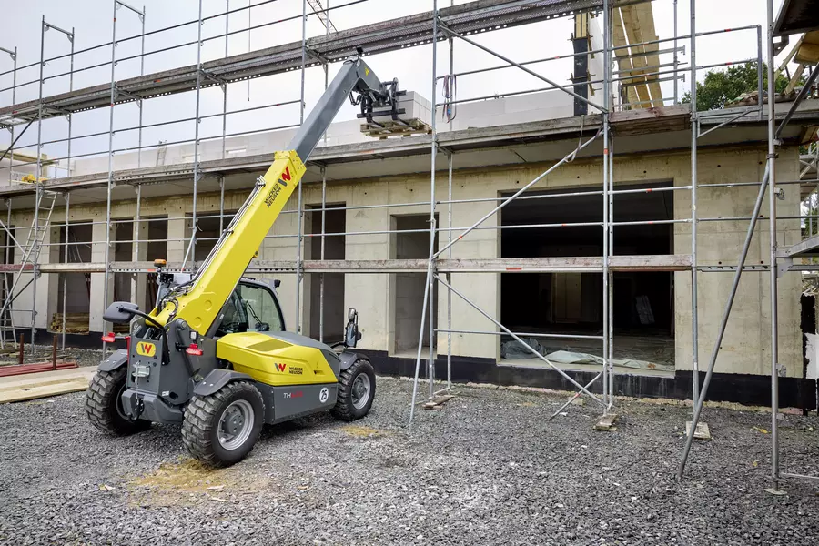 Wacker Neuson Teleskoplader TH625 im Einsatz mit Palettengabel
