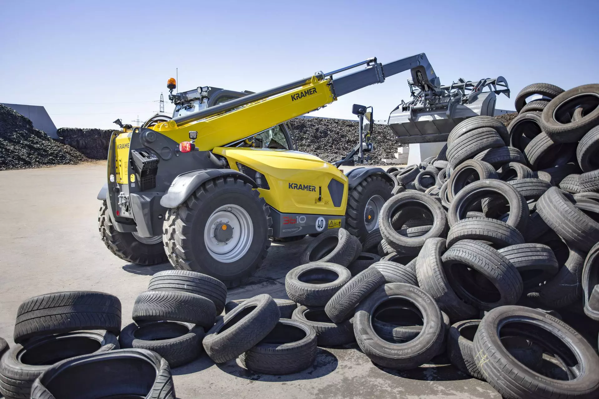 The Kramer telehandler 3610 while loading tyres.