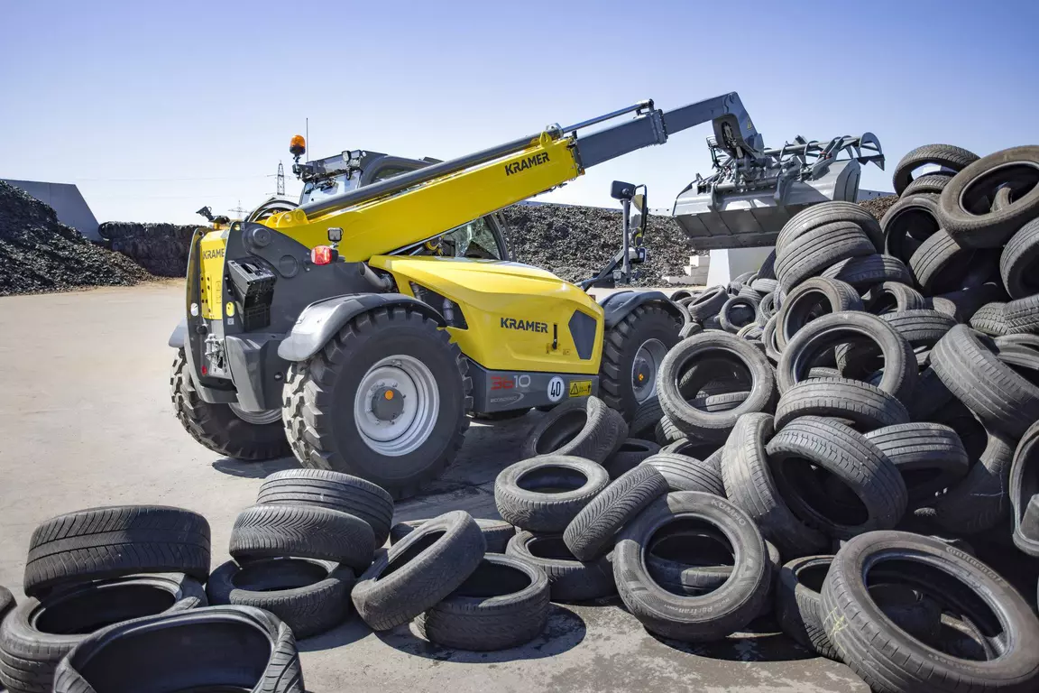 The Kramer telehandler 3610 while loading tyres.