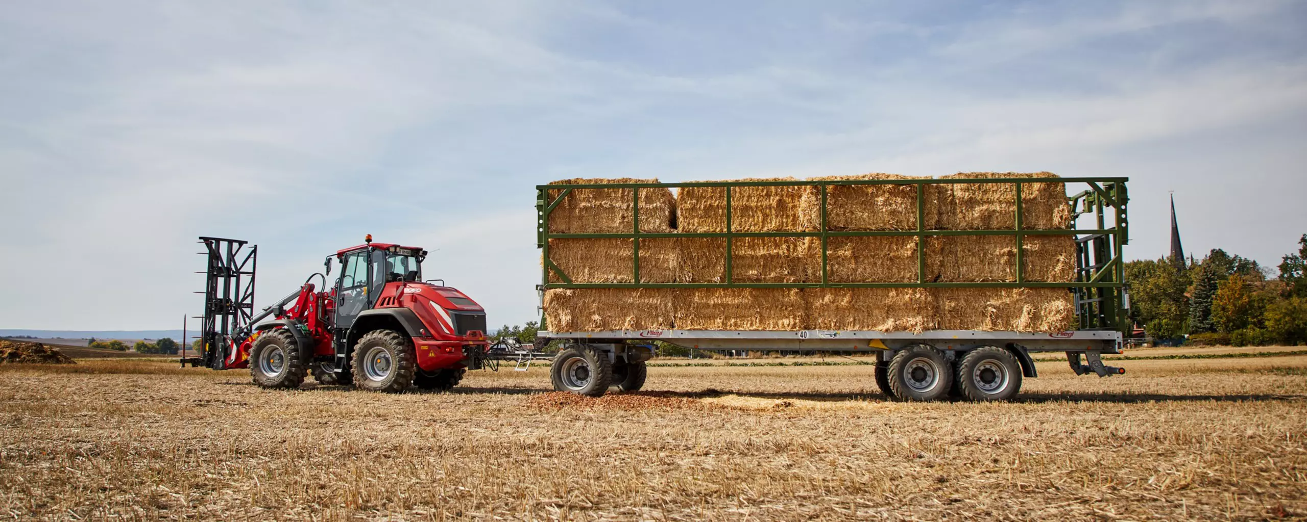 Weidemann wheel loader 9080 cabin with trailer transport in action