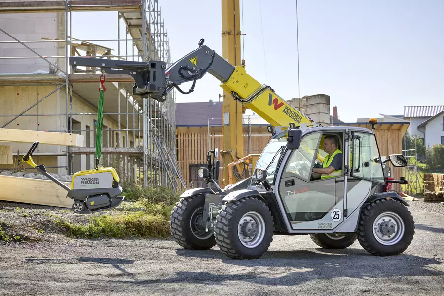 Wacker Neuson Teleskoplader TH625 im Einsatz mit Lasthaken