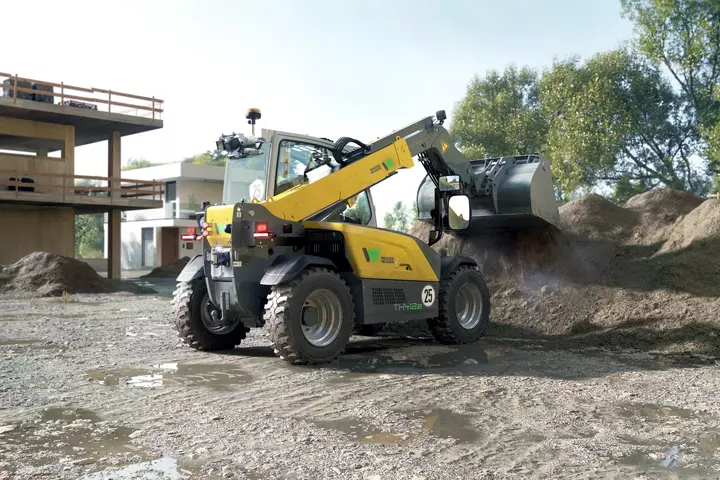 Wacker Neuson Teleskoplader TH412e mit Erdschaufel im Einsatz