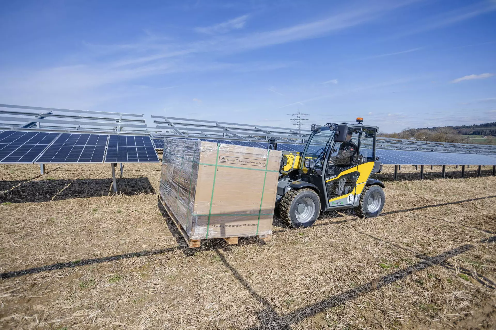 Der vollelektrische Kramer Teleskoplader 1445e im Solarpark.