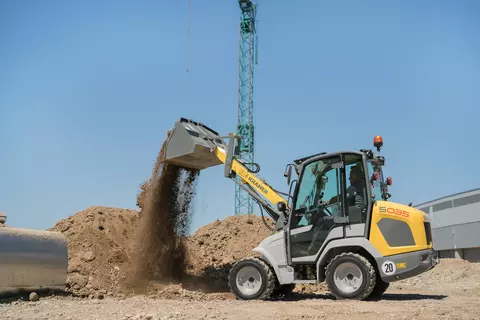 Der kompakte 5035 bei Erdarbeiten.