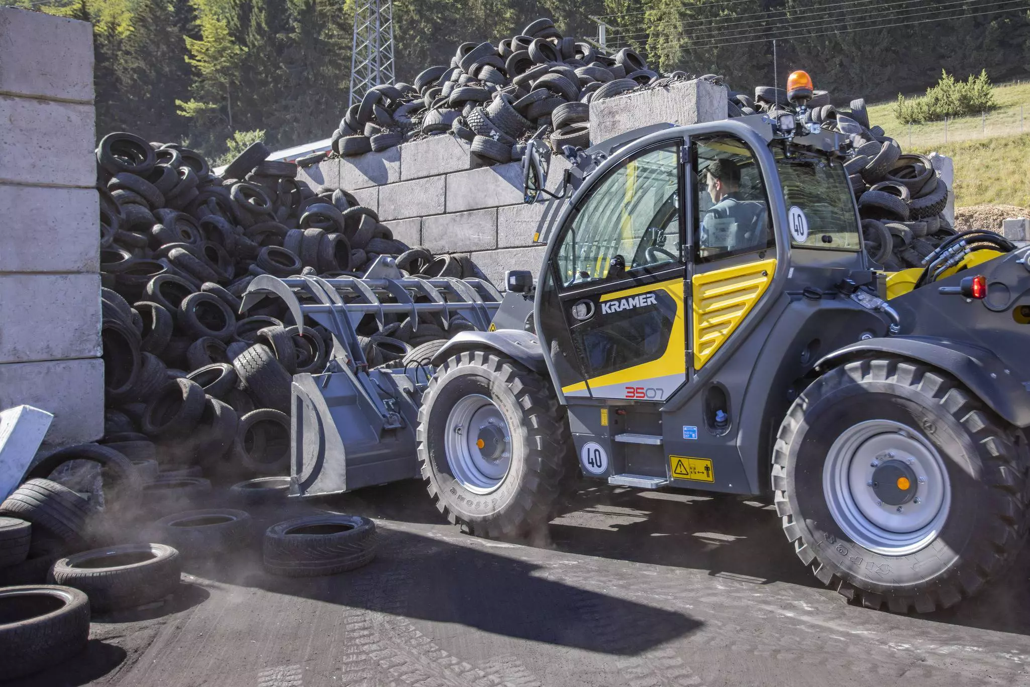 The Kramer telehandler 3507 while loading tyres. 