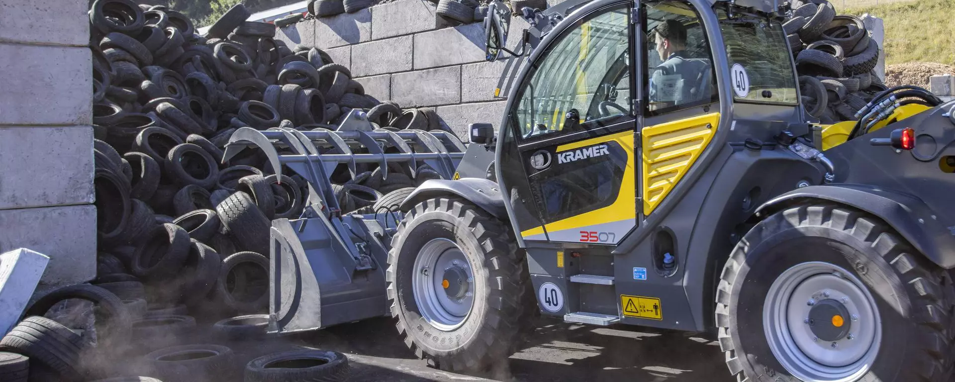 The Kramer telehandler 3507 while loading tyres. 