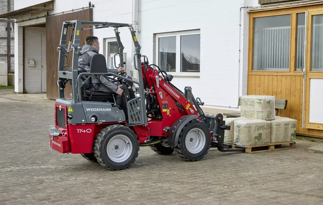 Weidemann Hoftrac 1140 mit Easy Protection System (eps) und Palettengabel auf einem Reiterhof