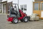 Weidemann Hoftrac 1140 mit Easy Protection System (eps) und Palettengabel auf einem Reiterhof