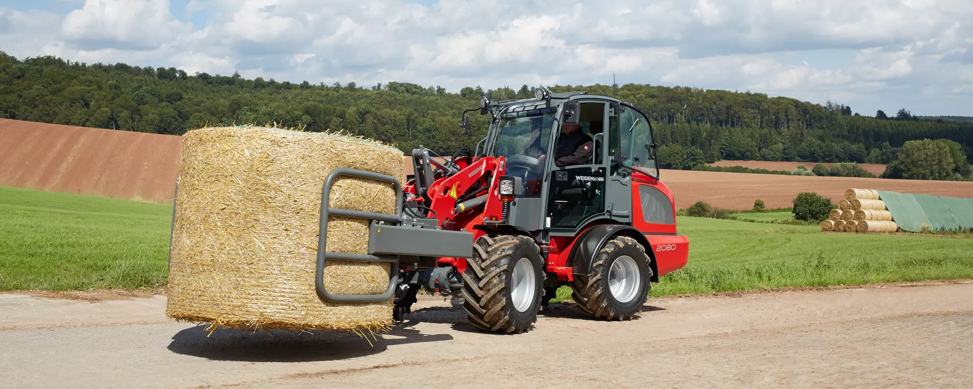 Weidemann Radlader 2080 Kabine mit Rundballenzange im Einsatz