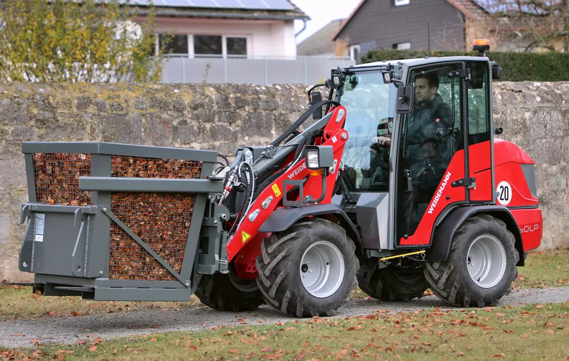 Weidemann attachment Pallet fork, in action municipality, Hoftrac 1390