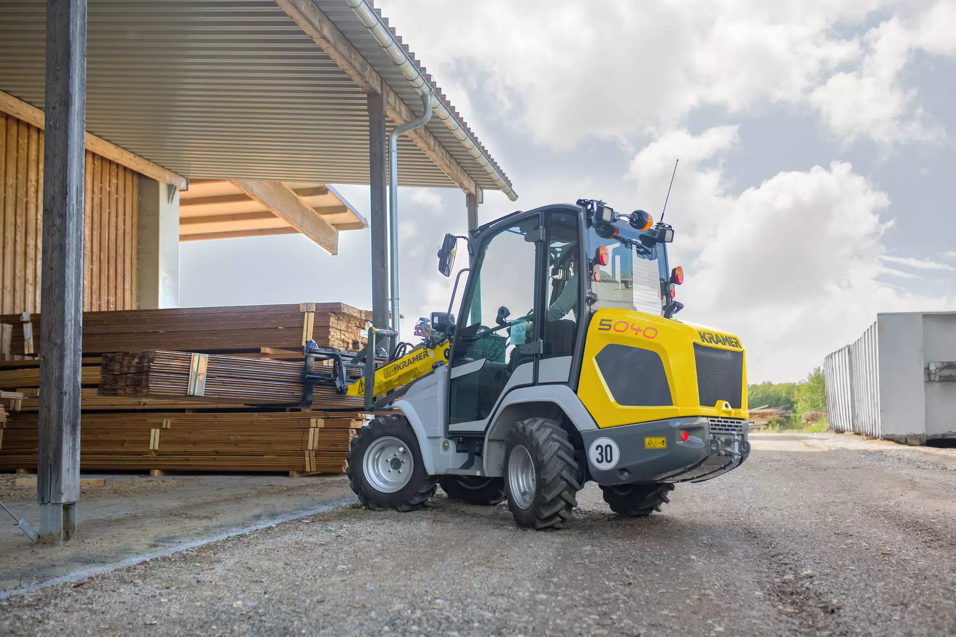 Der kompakte 5040 beim Transportieren von Holz. 
