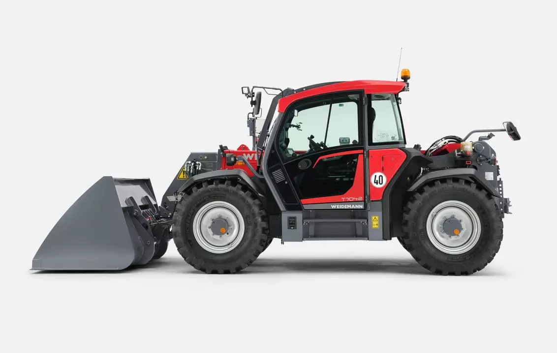 Weidemann telehandler T7042 cabin with light material bucket square, studio