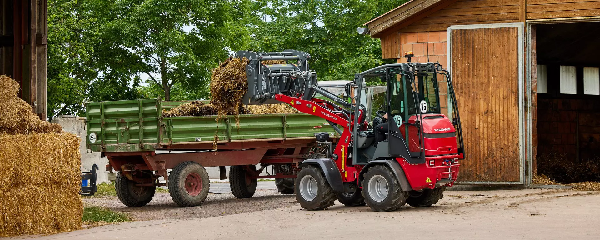 Weidemann Hoftrac/Hoflader 1190e Kabine mit Greifschaufel im Einsatz