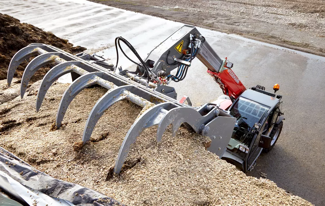 Weidemann attachment Shear grap large, in action agriculture, Telehandler T6027