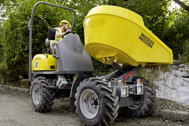 Wheel dumper 1501s unloading rubble with the turn-tipping skip in the area