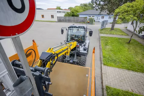 The Kramer telescopic wheel loader 8095T while loading with a pallet fork.