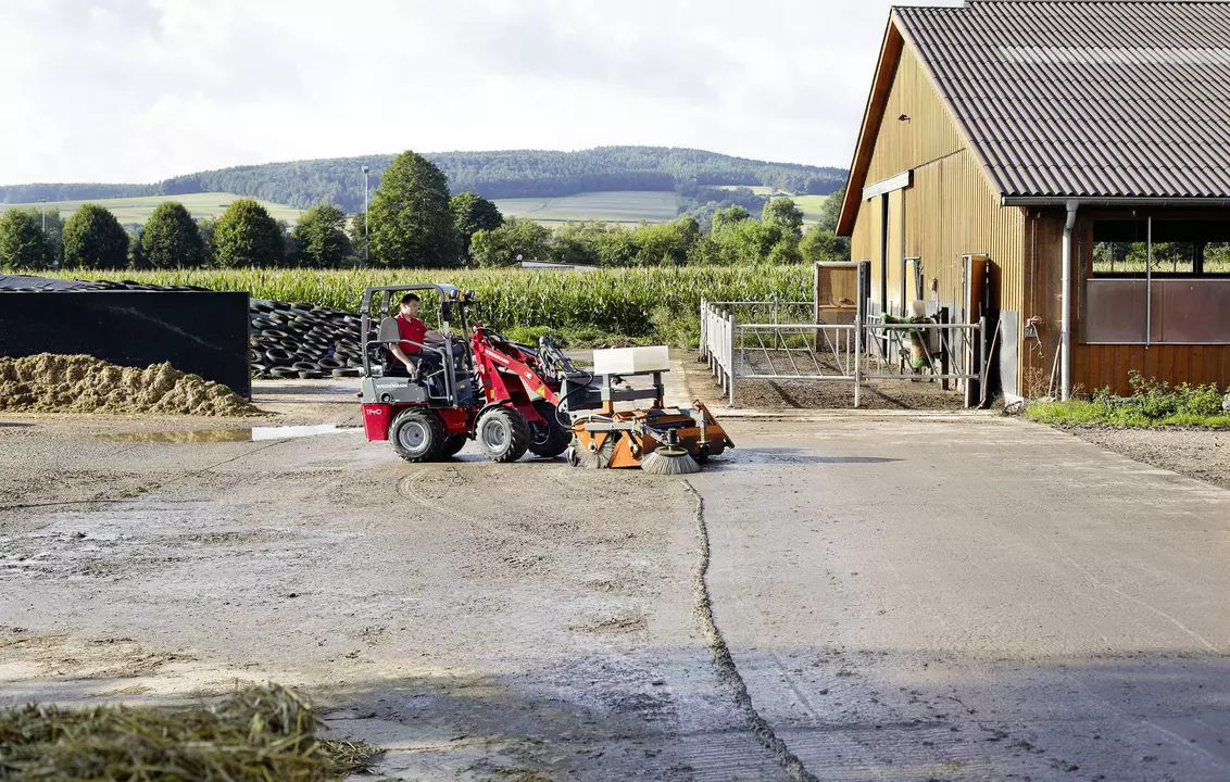 Weidemann Hoftrac 1140 mit Kehrmaschine, Einsatz