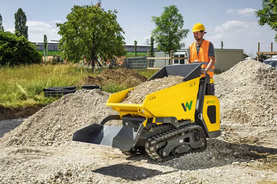 DT10e mit vollgeladener Frontkippmulde auf der Baustelle