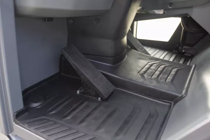 Die hängenden Pedale mit dem kombinierten Brems-Inch Pedal ermöglichen ein feinfühliges Rangieren auch bei hoher Motordrehzahl. 