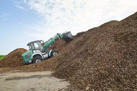 The Kramer telescopic wheel loader KL25.5T while transporting wood chips. 