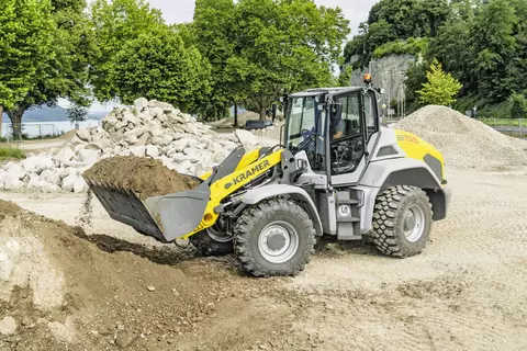 Der Kramer Radlader 8155 beim Transportieren von Steinen. 