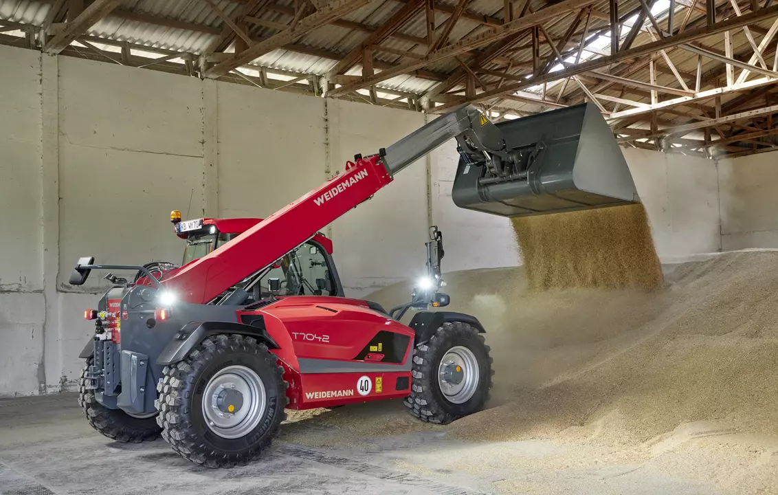Weidemann telehandler T7042 with cargo bucket, application