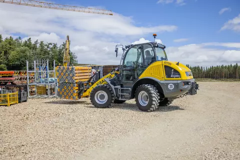 The Kramer wheel loader 8115 while transporting with a pallet.