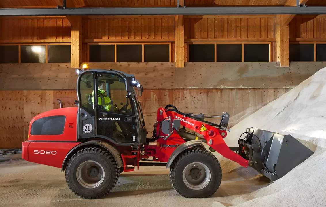 Weidemann attachment High tipping bucket, in action municipality, Wheel loader 5080