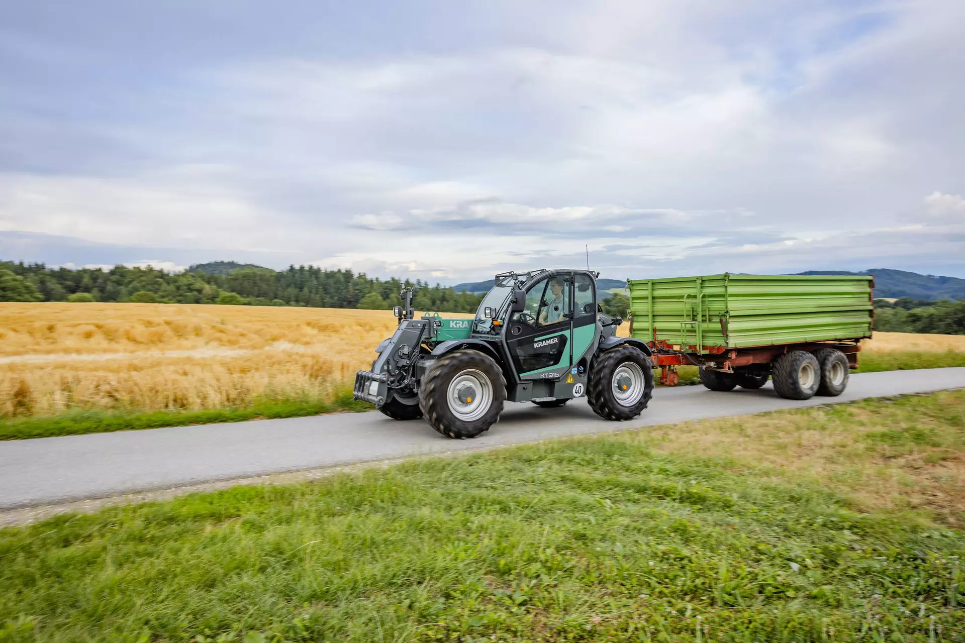 Der Kramer Teleskoplader KT316 bei einer Straßenfahrt.