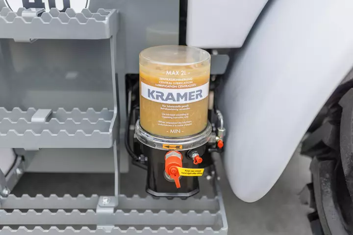 The central lubrication unit of the 8 series from Kramer. 