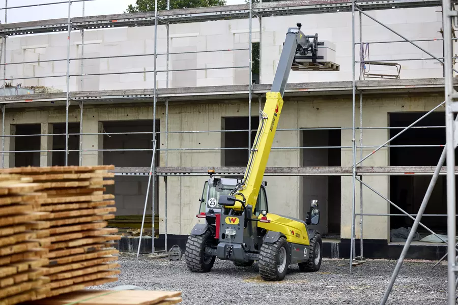 Wacker Neuson Teleskoplader TH625 im Einsatz mit Palettengabel