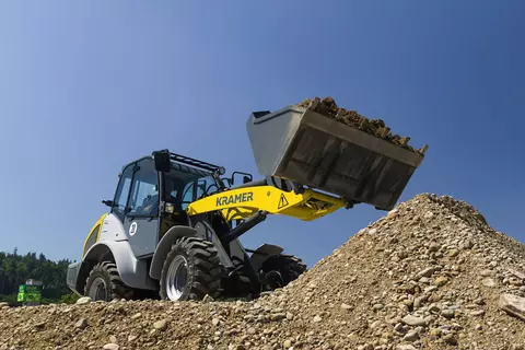 Der Kramer Radlader 5085 beim Transportieren von Erde.