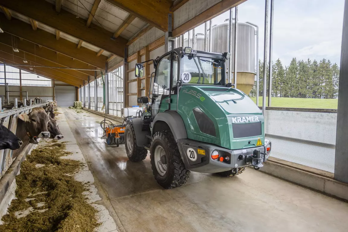 Der vollelektrische Kramer Radlader KL25.5e beim Reinigen eines Stalls.