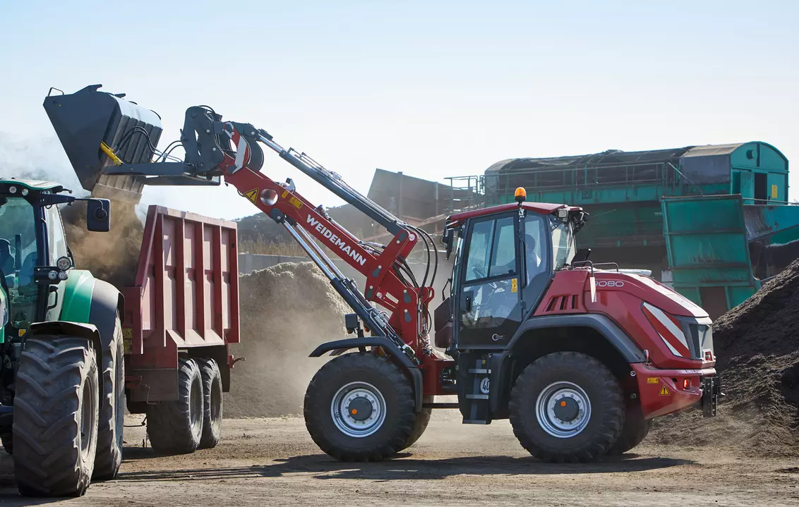 Weidemann attachment High tipping bucket, in action earthworks, Wheel loader 9080