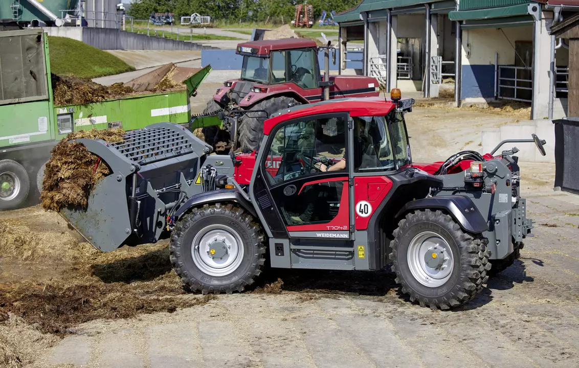 Weidemann telehandler T7042 with power grab bucket, application