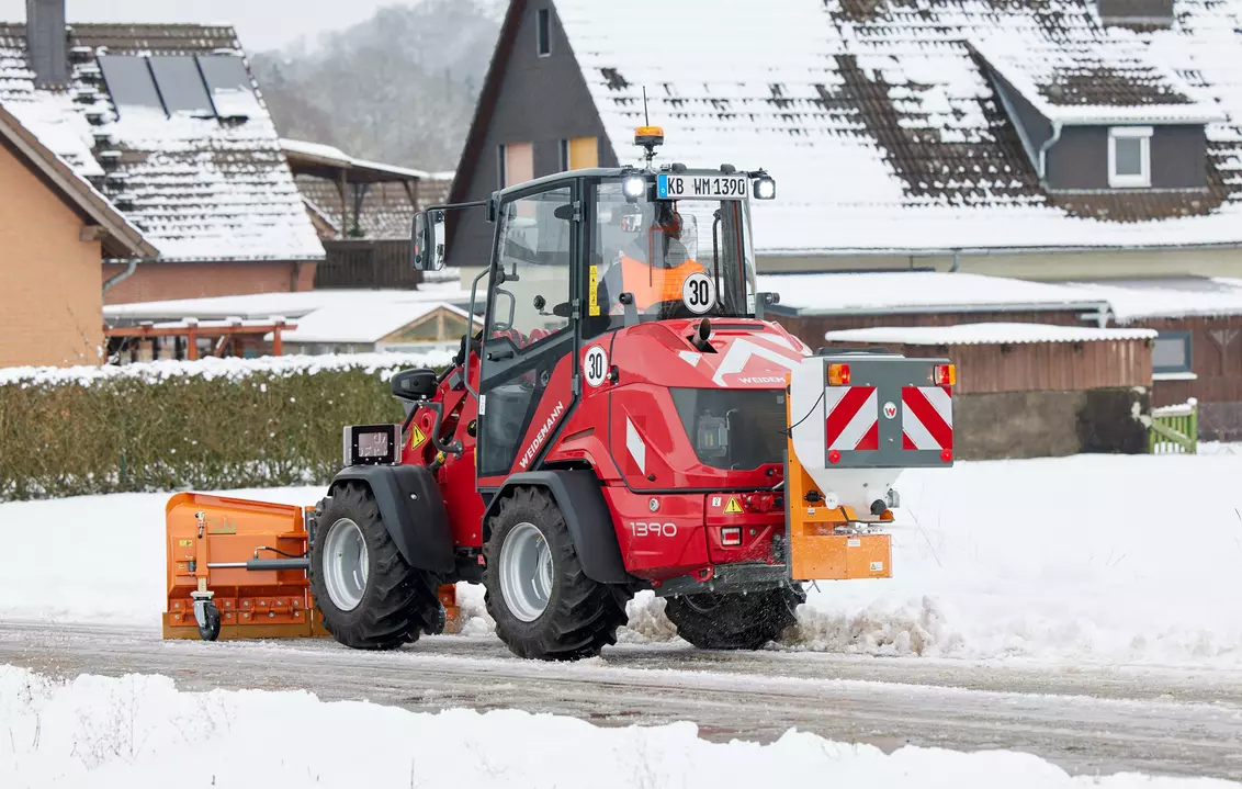Weidemann attachment Small spreader, in action municipality, Hoftrac 1390