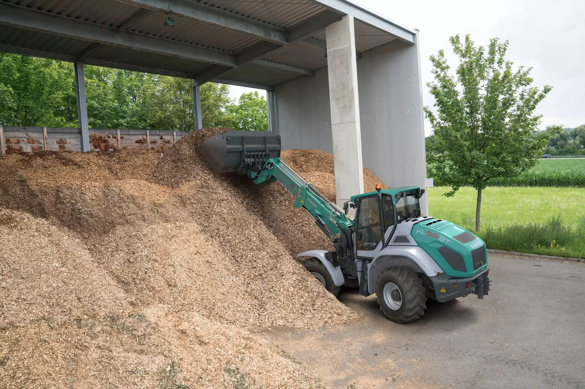 The Kramer telescopic wheel loader KL55.8T while working with wood chips.