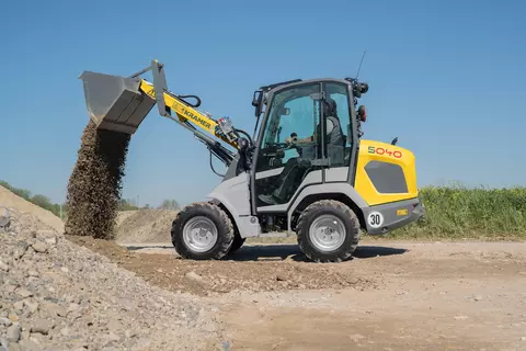 Der kompakte 5040 bei Verladen von Kies.