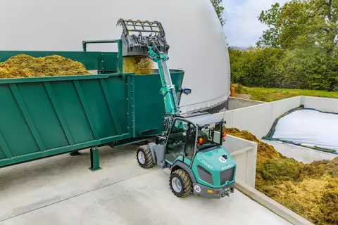 Der Teleskopradlader KL20.5T beim Beladen einer Biogasanlage.