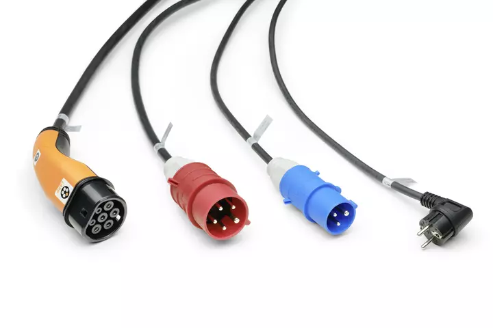 Flexible Lademöglichkeiten der vollelektrischen Kramer Radlader und Teleskoplader.