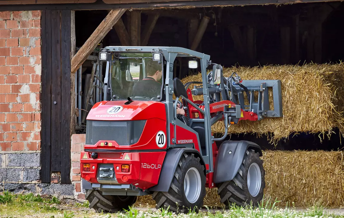Weidemann attachment Bale spear, in action agriculture, Hoftrac 1260LP