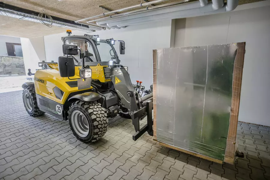 The fully electric Kramer telehandler 1445e while transporting a pallet.