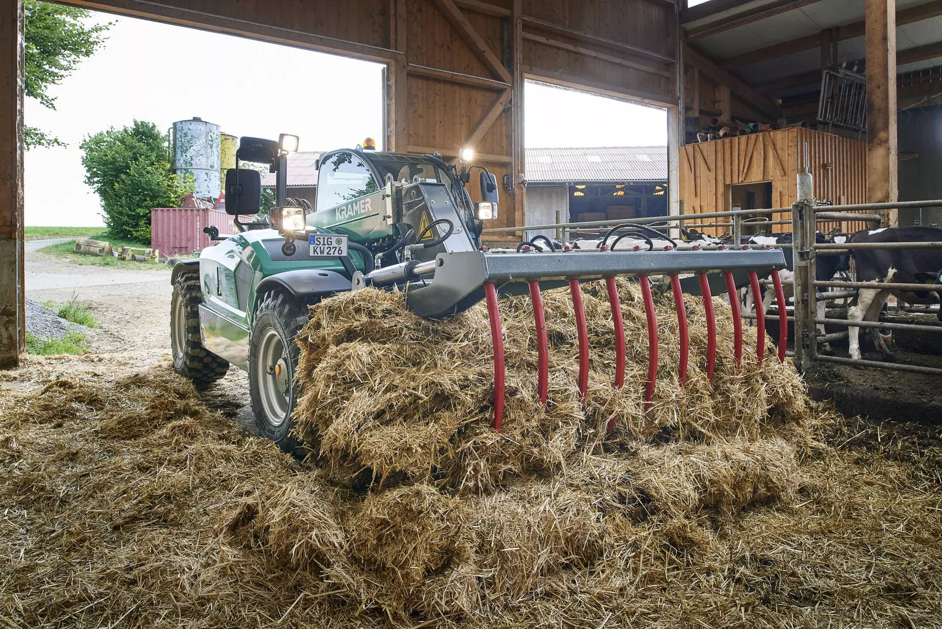 The Kramer telehandler KT276 while working in a stable.