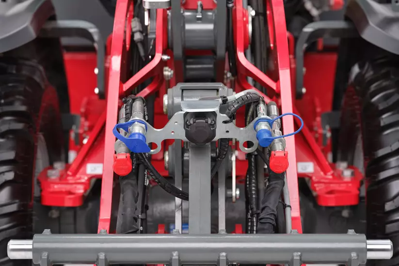 Weidemann Radlader 2060, 3060, 4060 im Studio, Elektroanschluss vorne